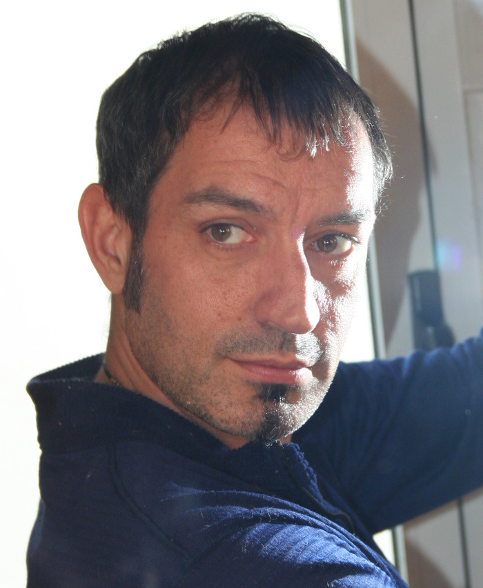 Javier Espinosa (Author of Mas vale maña que muerta)