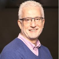 Stephen        Moore