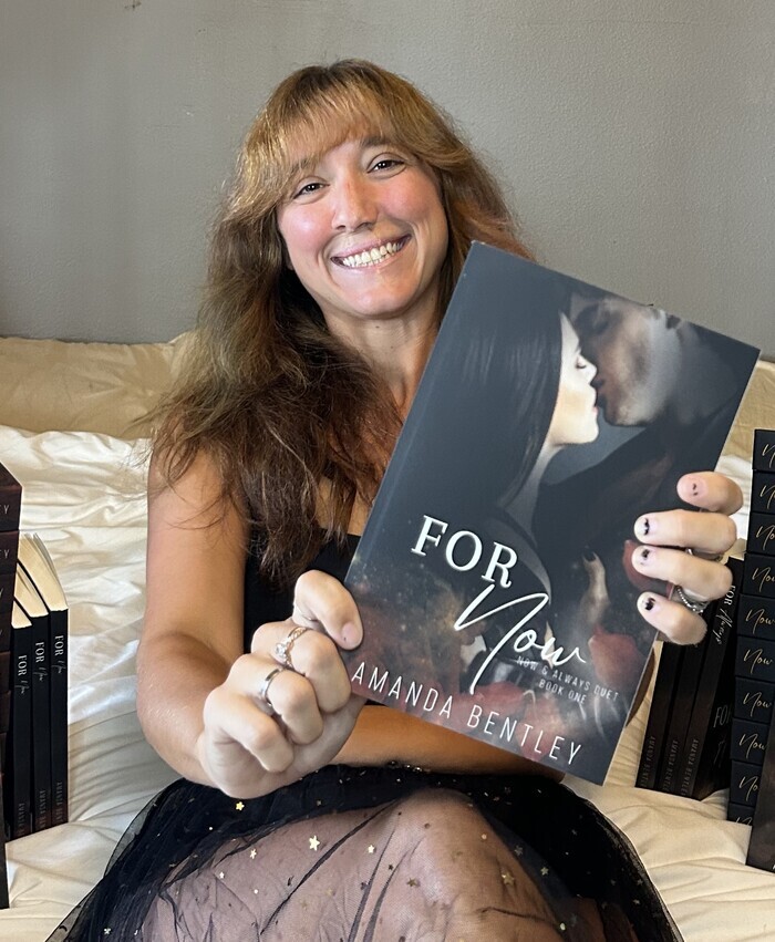 Amanda Bentley (Author of The Holiday Hookup)