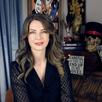 Lora    Jones