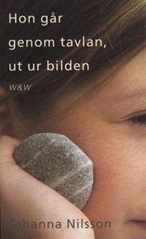 hon-gr-genom-tavlan-ut-ur-bilden