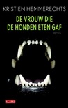 De vrouw die de honden eten gaf