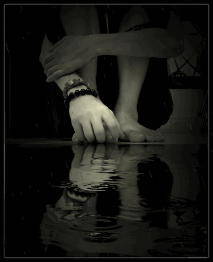 photo Aloneintherain-1_zps32bf8a54.gif
