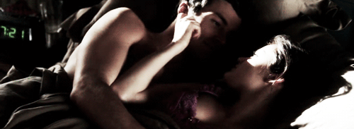  photo Aria-Ezra-2x09-ezra-and-aria-24443474-500-183.gif