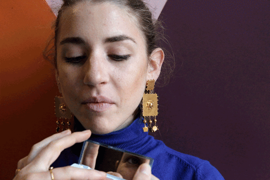 highlighter-finger-estee-lauder-man-repeller-contouring