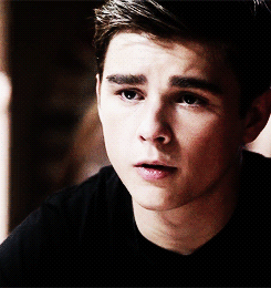  photo Dylan_Everett_-_SPN_dark_black_set_-_1_zpsznmdfbpf.gif