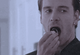 mimi-silvertongue: “#HOT DAMN FASSY!!!! ” Hollis sneaking Ian’s food…