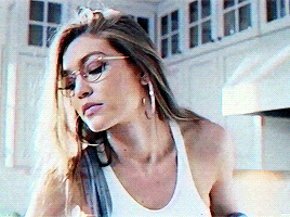 GIF, Rachel Green tarafından keşfedildi. We Heart It'de kendi görsellerinizi ve videolarınızı keşfedin (ve kaydedin)… | Gigi hadid gif, Gigi hadid style, Gigi style