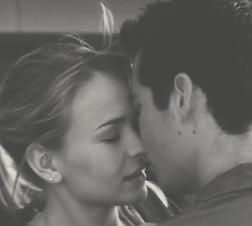 Pin on couple kissing gifs