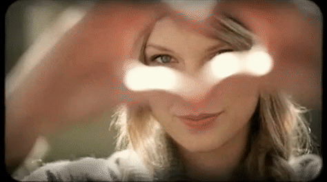 taylor swift heart hands