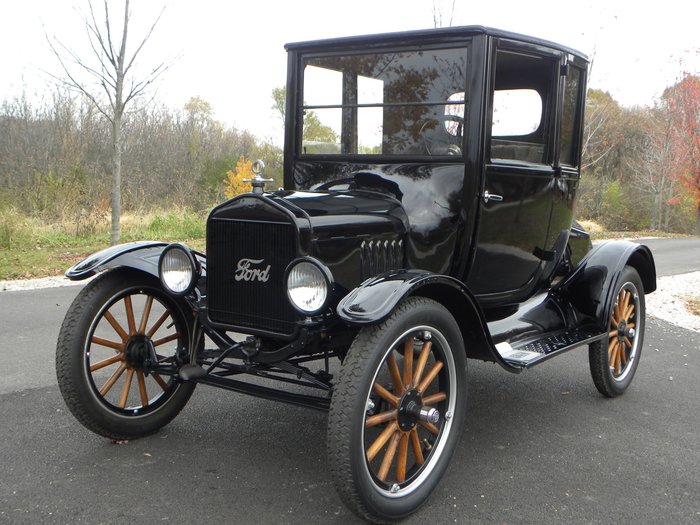 1923 Ford Model T, view from front-left corner