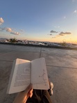 Sahilde kitap okuyoruz kimsenin haberi yok, harbi zoruma gitti paylaşmak istedim