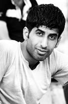 من أنا في هذا الليل أيَّتُها النفسُ الجاحدة؟ أينَ أملاكي من الكلامِ الرهيفِ الذي وَزَّعتُهُ