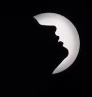 وحيدة كالقمر