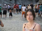 Gülşen Taştekin durur