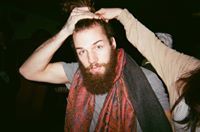 კაცი იცინის