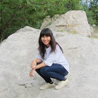 ไข่หนึ่งฟองวาวอยู่บนโต๊ะ ไข่แตกโป๊ะเหลือไข่สองฟอง