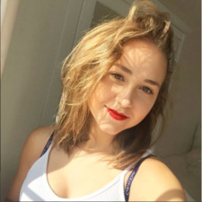 Nicole (a_loverofbooks)