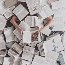 اضعف النساء هي التي لا تقرا.