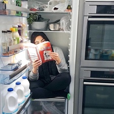 فتاة  من أمة إقرا