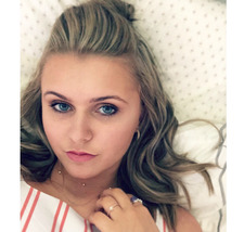 Holli (bookish.vibes_) VZL