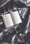 積ん読 (هالة)