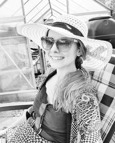 Holly *Confessions of a Lit Chick*