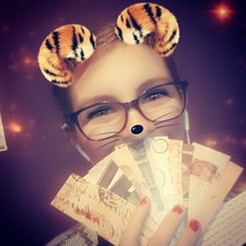 Rhiannon Cerys (rcbooknerd)