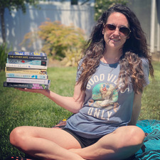 Deanna Toscano (Dees_Bookshelf)