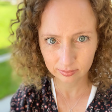 Caroline arrow_reads