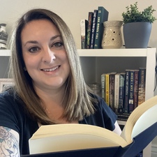 Alyssa | TheMom.Who.Reads