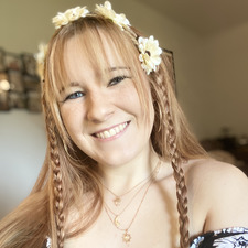 Cassandra Lynn Reads