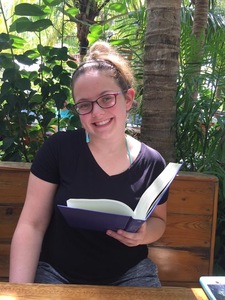 Kelly (Struggling Bookaholic)