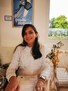 منى  السخيري