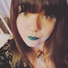 Laura (the_buzzy_bookworm)