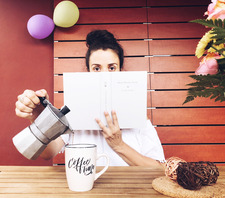 Con un libro y un café