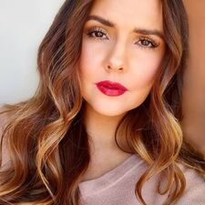 Melanie (lemonyreads)