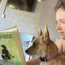 Annabel loves 2 read