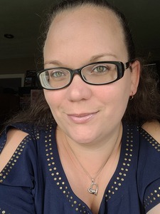 Danielle (reading.w.kenz_n_dee)