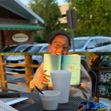 alysha likes to read