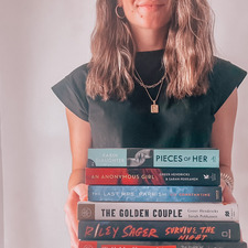 ashley (abasicbookshelf)