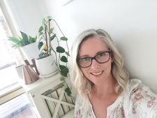 Mara (readwithmaramiloandmaple)