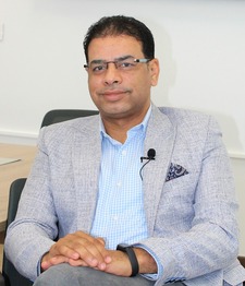 عبدالعزيز  آدم