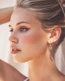 amber reading corner ✧∘˚˳°