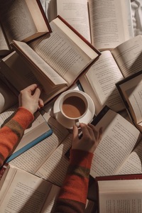 Mae Reads