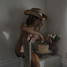 -ˋˏ ༻ lau ༺ ˎˊ-