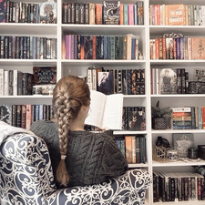 Ashley (reading_with_ash)