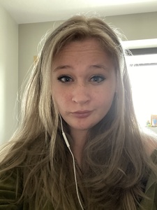 Ella J.