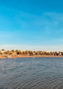 عيونها خضراء