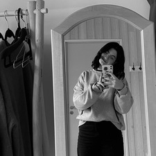 emmaiscryingonbookss